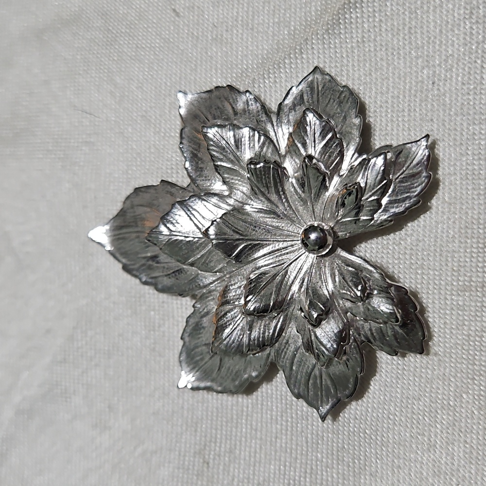 Vintage Sarah Coventry 3D Cut Out Layered Maple Leaf Silver-Tone Brooch Pin